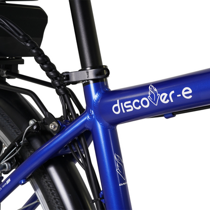 DAWES Discover-E Electric Trekking Bike, 15.5MPH close up of the logo on the crossbar frame in a white studio setting 