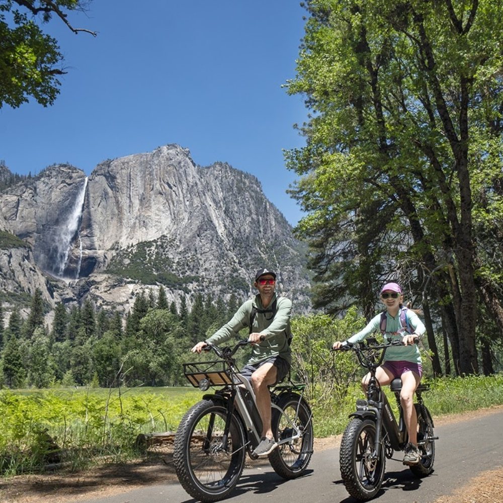 Himiway Cruiser ST ridden by a father and daughter in a park.