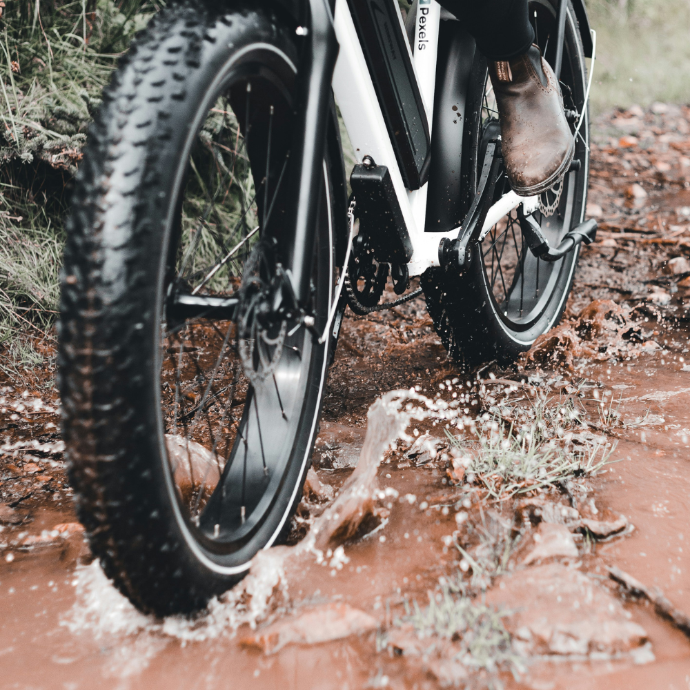 Himiway Cruiser ST fat tyres in a muddy trail.