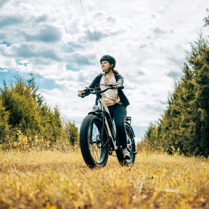 Himiway Cruiser ST ridden by a woman on a grass setting.