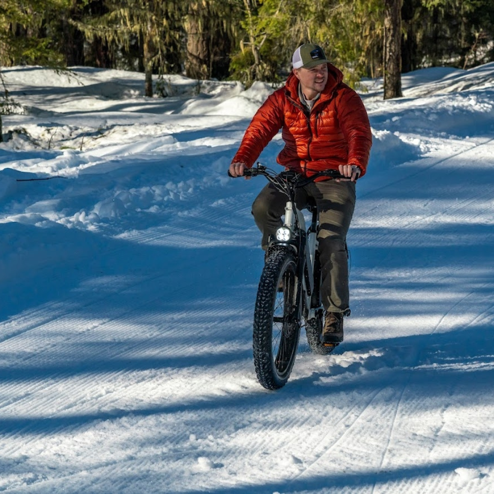 Himiway Cruiser ST on a snowy trail.
